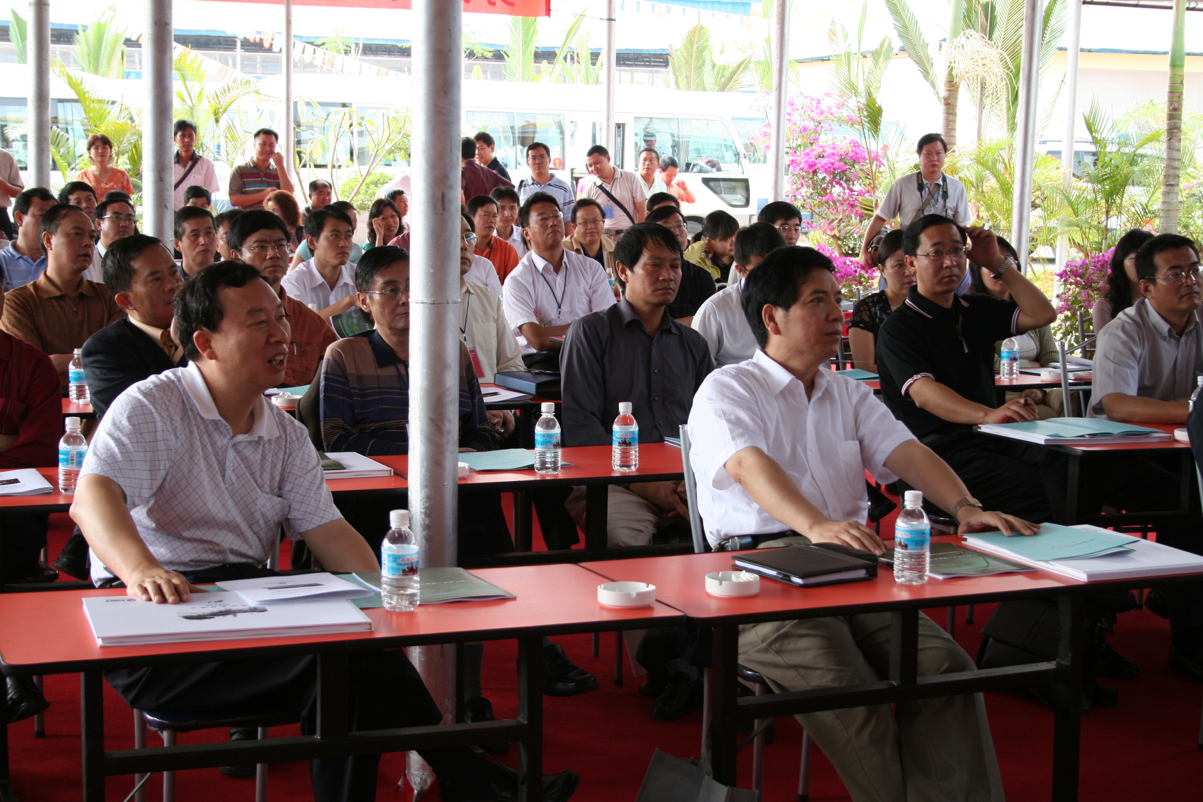 Deputy governors Qin Guangrong and Liu Ping listening to report