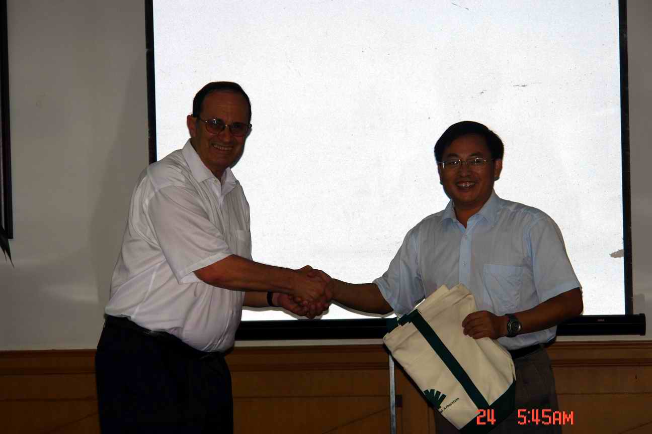 Dr. Thomas Sam Elias of USNA visits XTBG