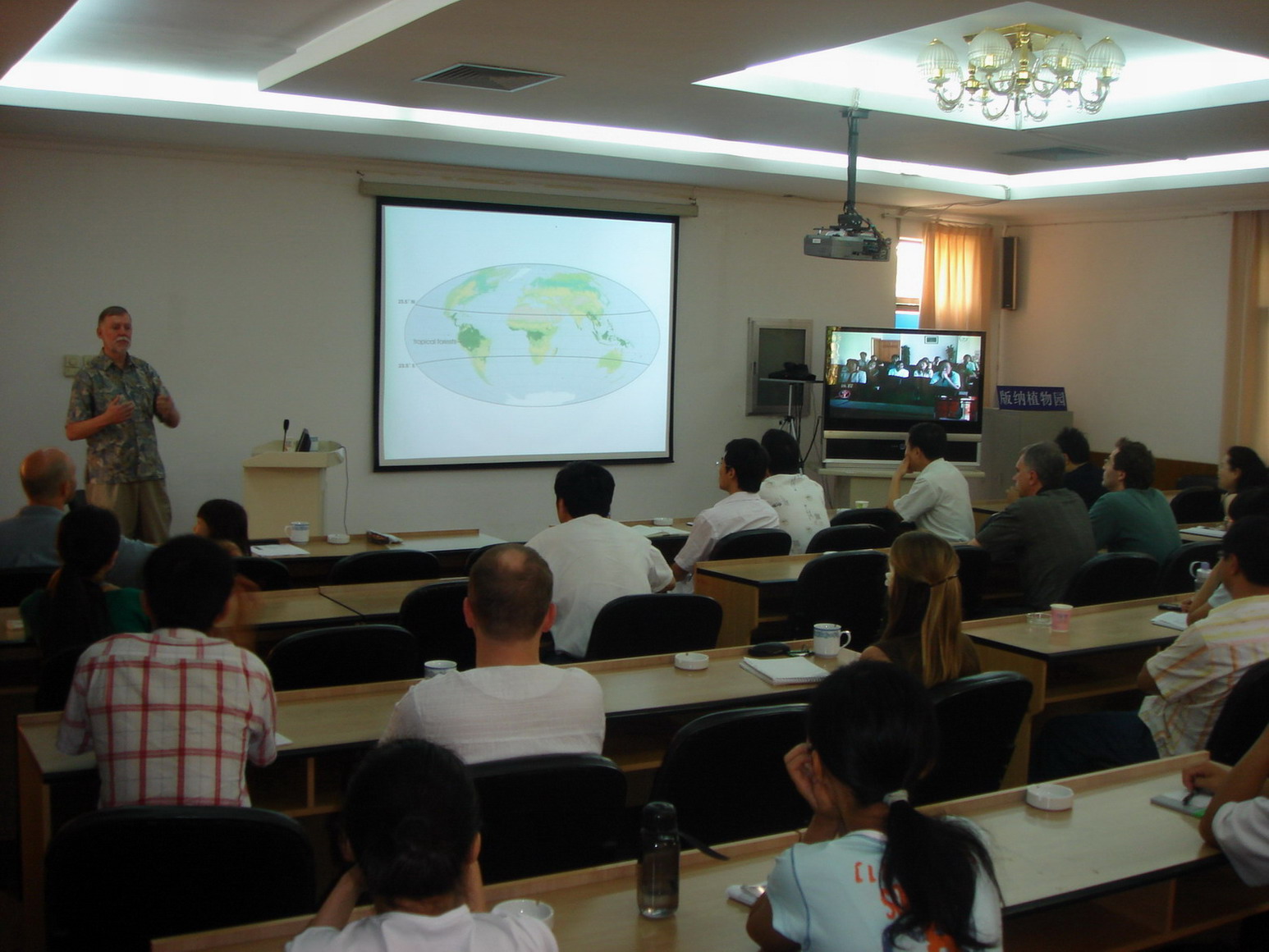 President of World Forestry Center visits XTBG