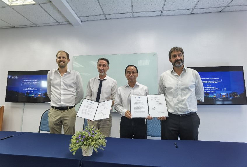 Prof. Yang Yongping heads delegation to Singapore and Malaysia